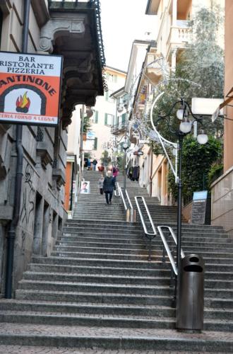 Salta dal lungoplago verso la stazione.